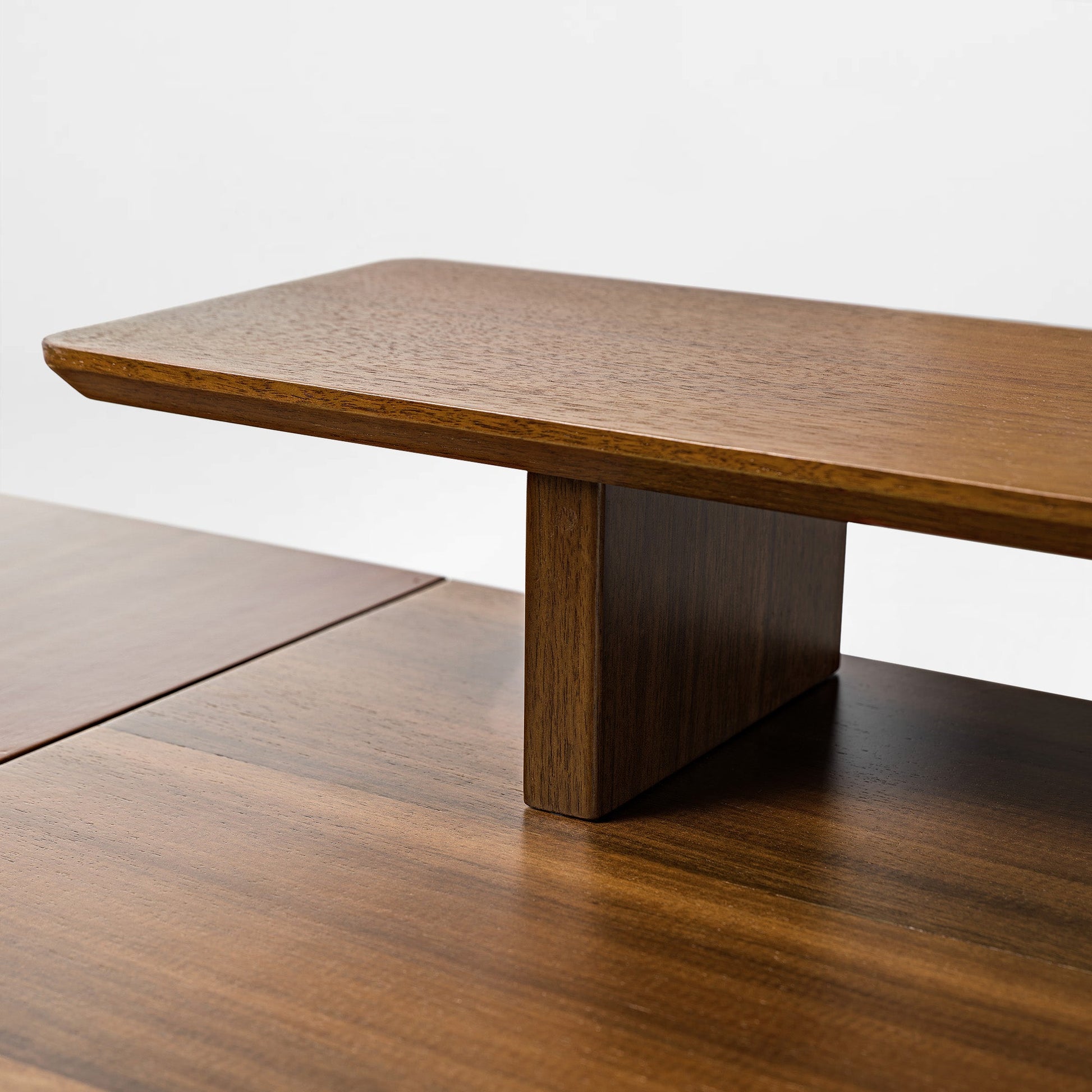 Eureka Ergonomic Ark Pro L-Shaped Desk Detail: Walnut Wood, Wood Veneer, Desk Surface and Frame.